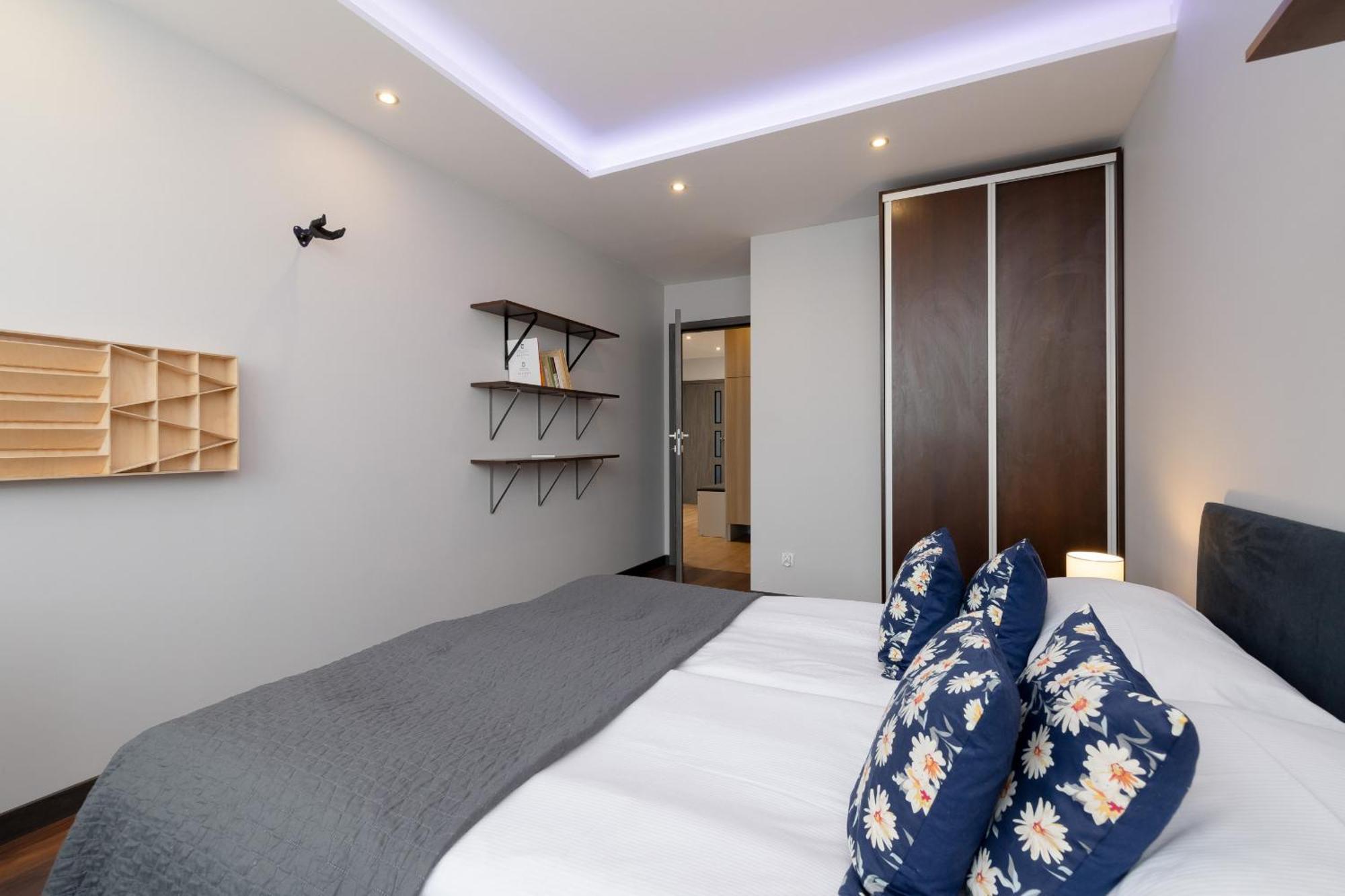 Spacious For 6 Guests In With Office By Renters Apartament