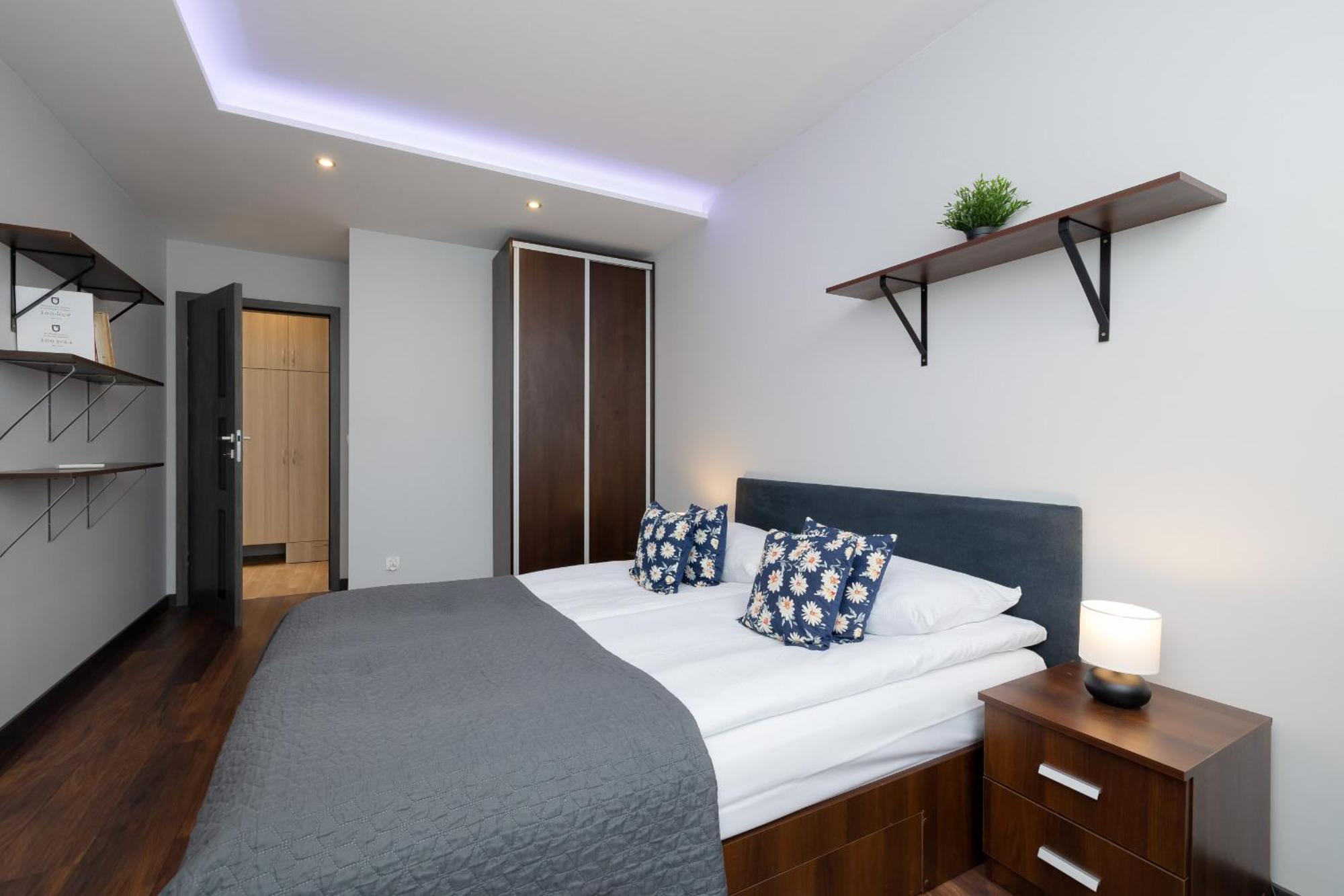 Spacious For 6 Guests In With Office By Renters Apartament *
