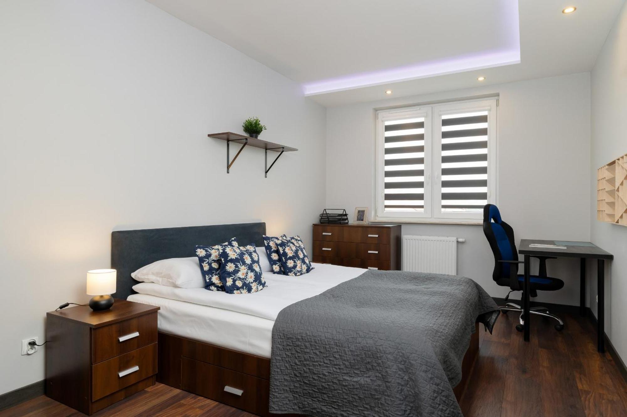 Spacious For 6 Guests In With Office By Renters Apartament